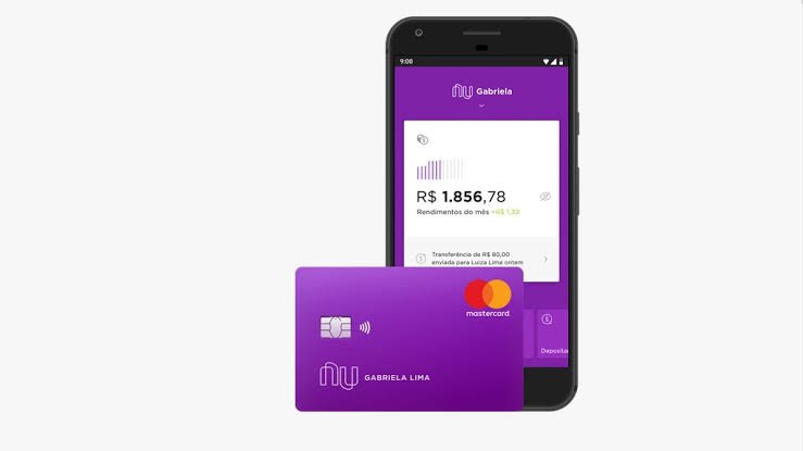 Cartão de crédito Nubank e um smartphone aberto na tela do aplicativo no celular.