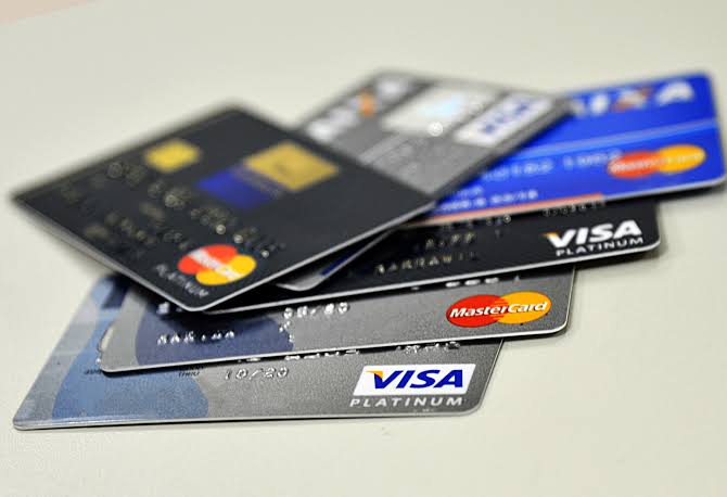 Na imagem 6 cartões de créditos diferentes, das bandeiras Visa e Mastercard, para demonstrar como como fazer um cartão de crédito.