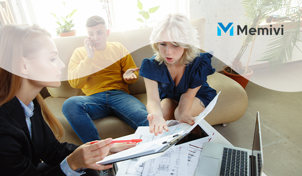 Educação financeira familiar, pessoas lendo faturas