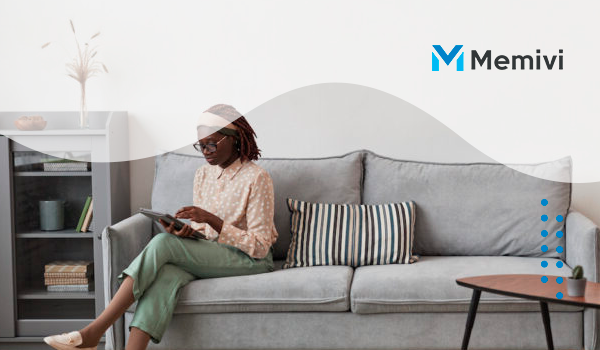 Minimalismo, mulher negra sozinha sentada no sofá