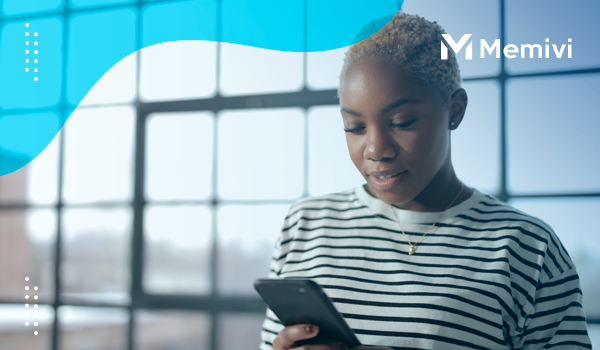 Como ler a fatura do seu cartão? Mulher negra com telefone na mão